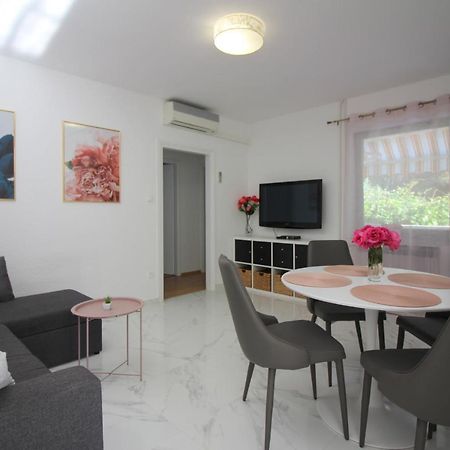 Modern Apartment Sabina With Nice Garden Porec Esterno foto
