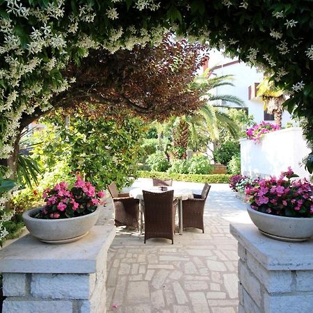 Modern Apartment Sabina With Nice Garden Porec Esterno foto