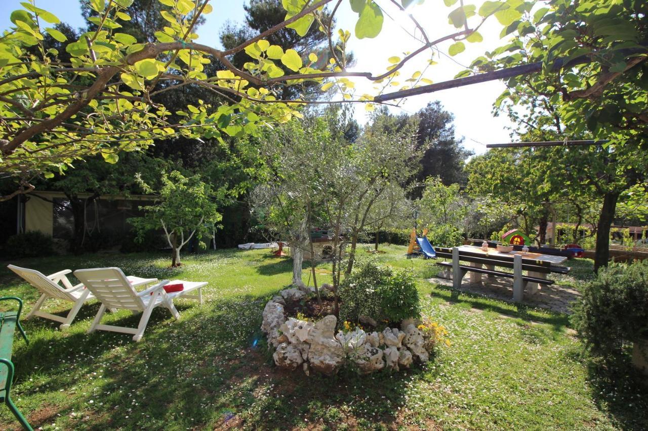 Modern Apartment Sabina With Nice Garden Porec Esterno foto