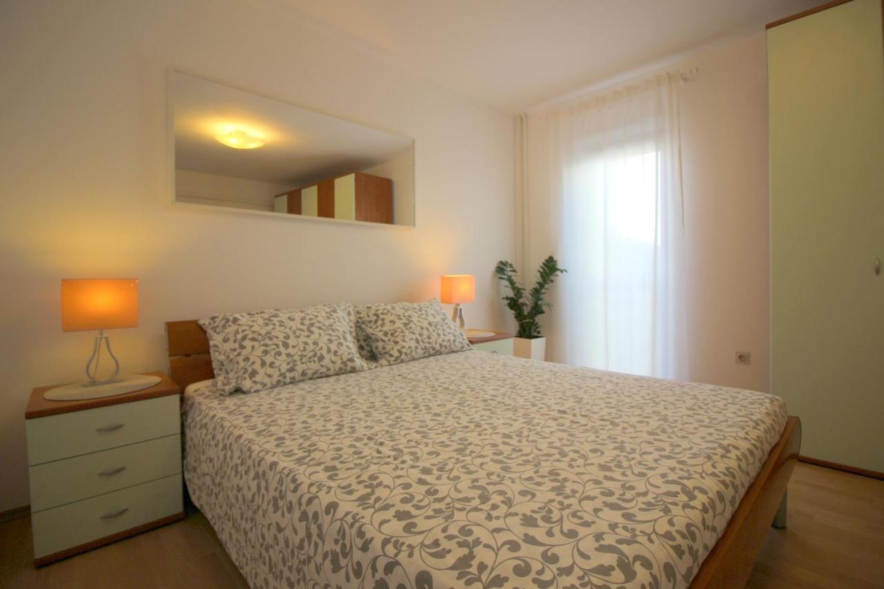 Modern Apartment Sabina With Nice Garden Porec Esterno foto