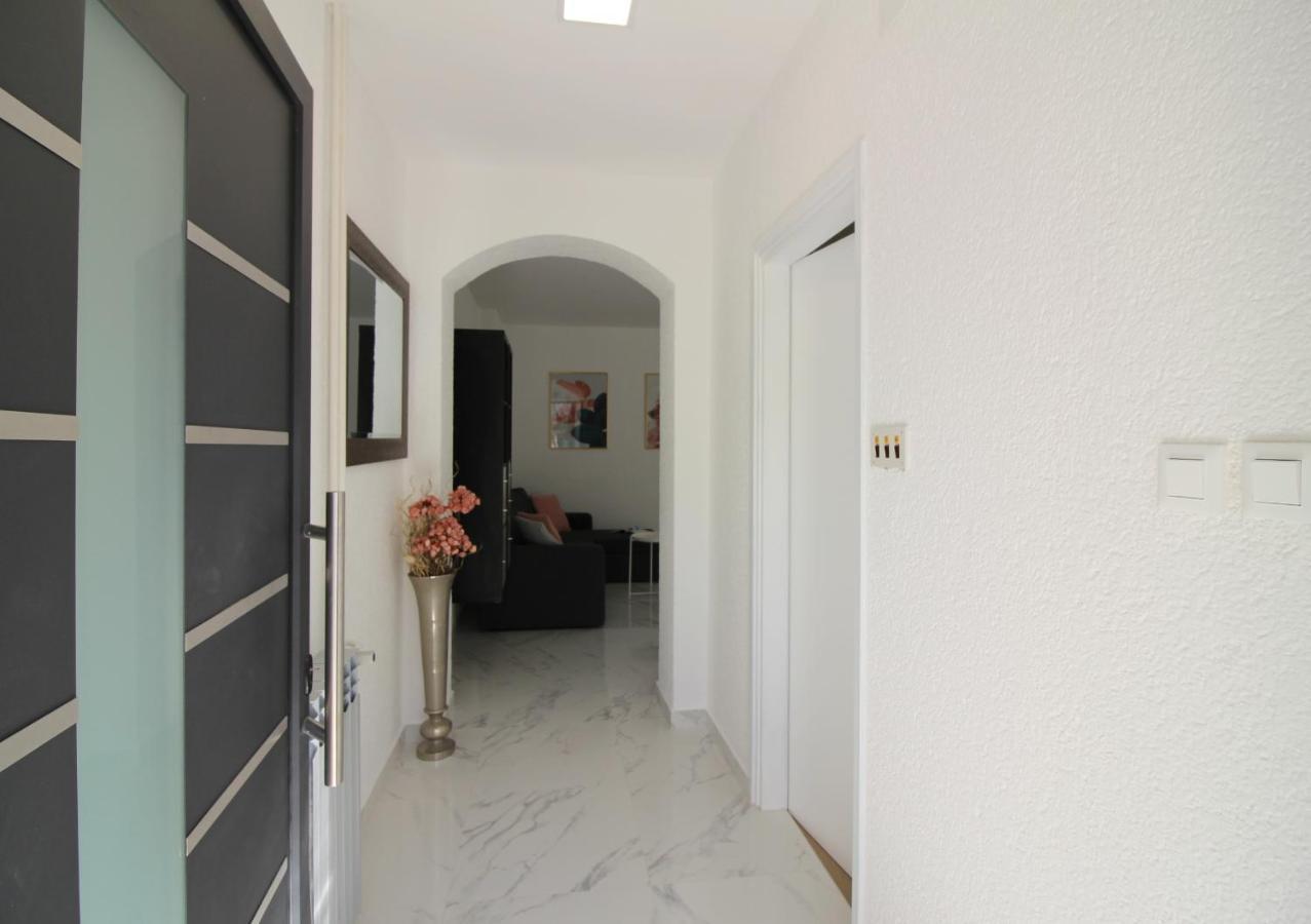Modern Apartment Sabina With Nice Garden Porec Esterno foto