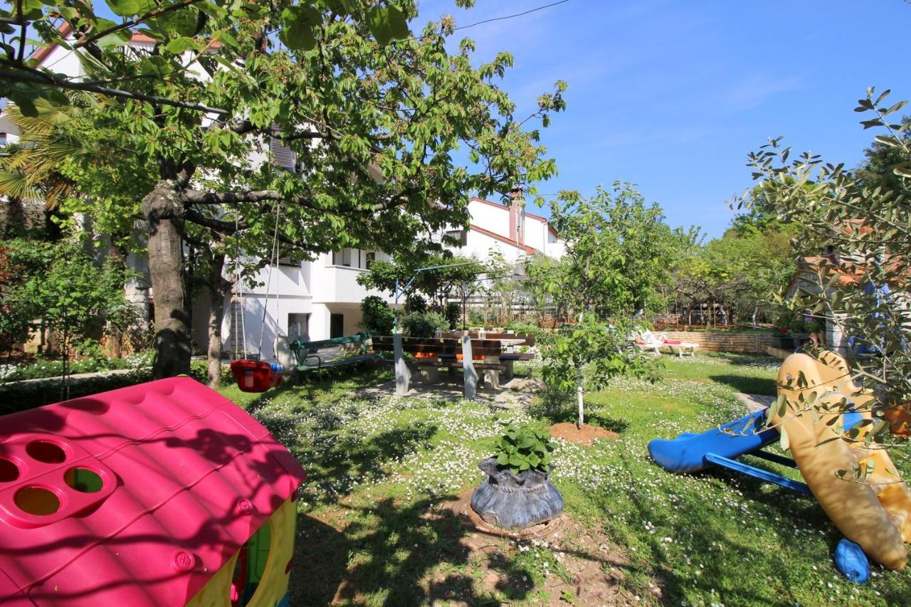 Modern Apartment Sabina With Nice Garden Porec Esterno foto