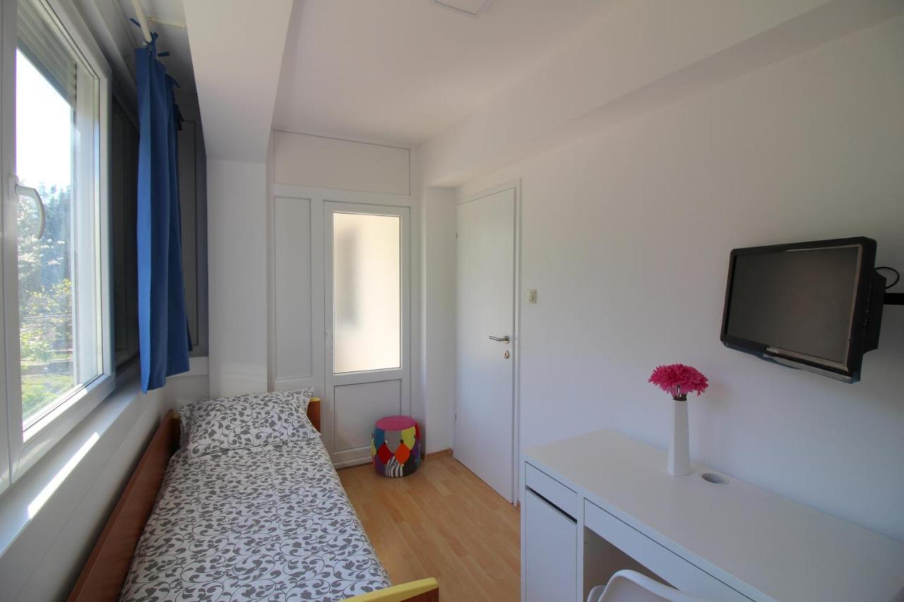 Modern Apartment Sabina With Nice Garden Porec Esterno foto