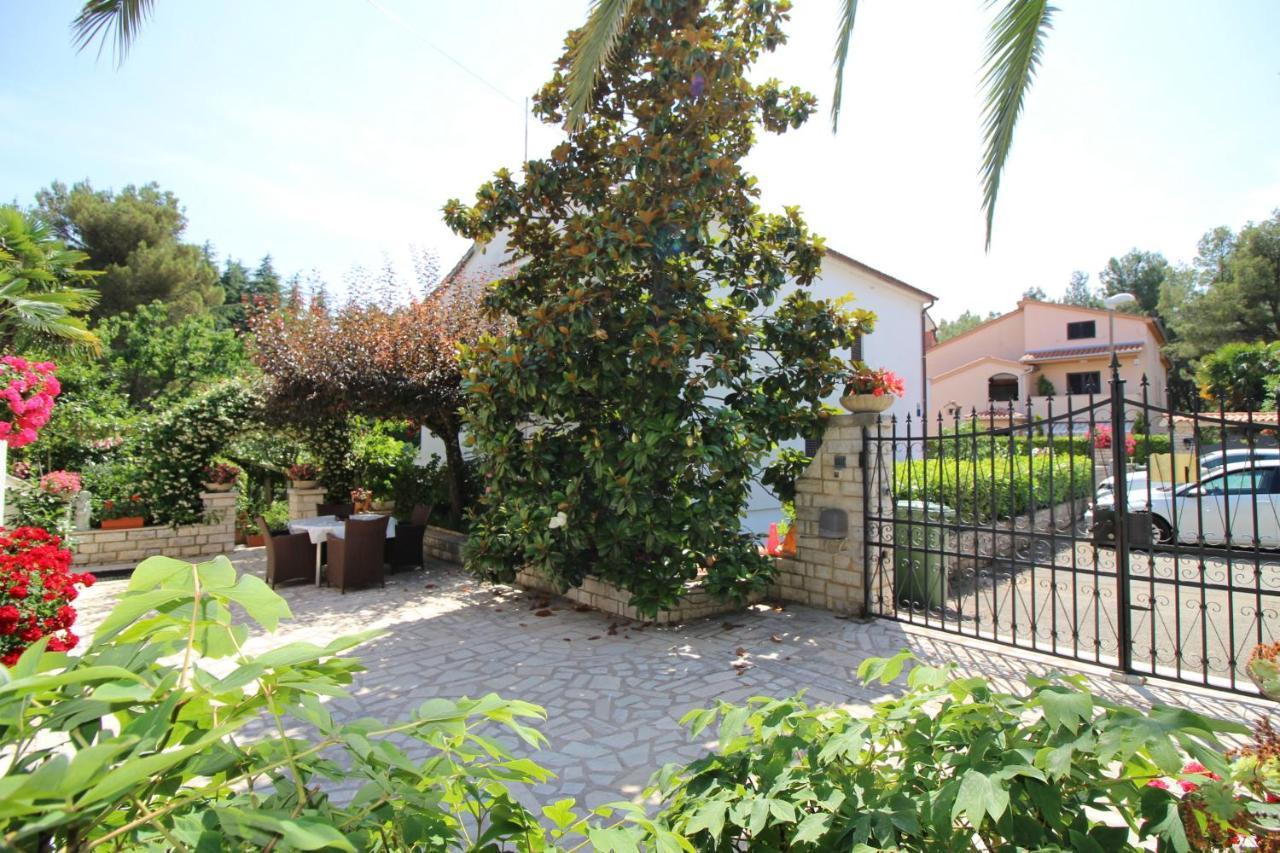 Modern Apartment Sabina With Nice Garden Porec Esterno foto