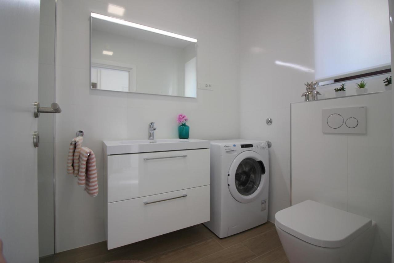 Modern Apartment Sabina With Nice Garden Porec Esterno foto