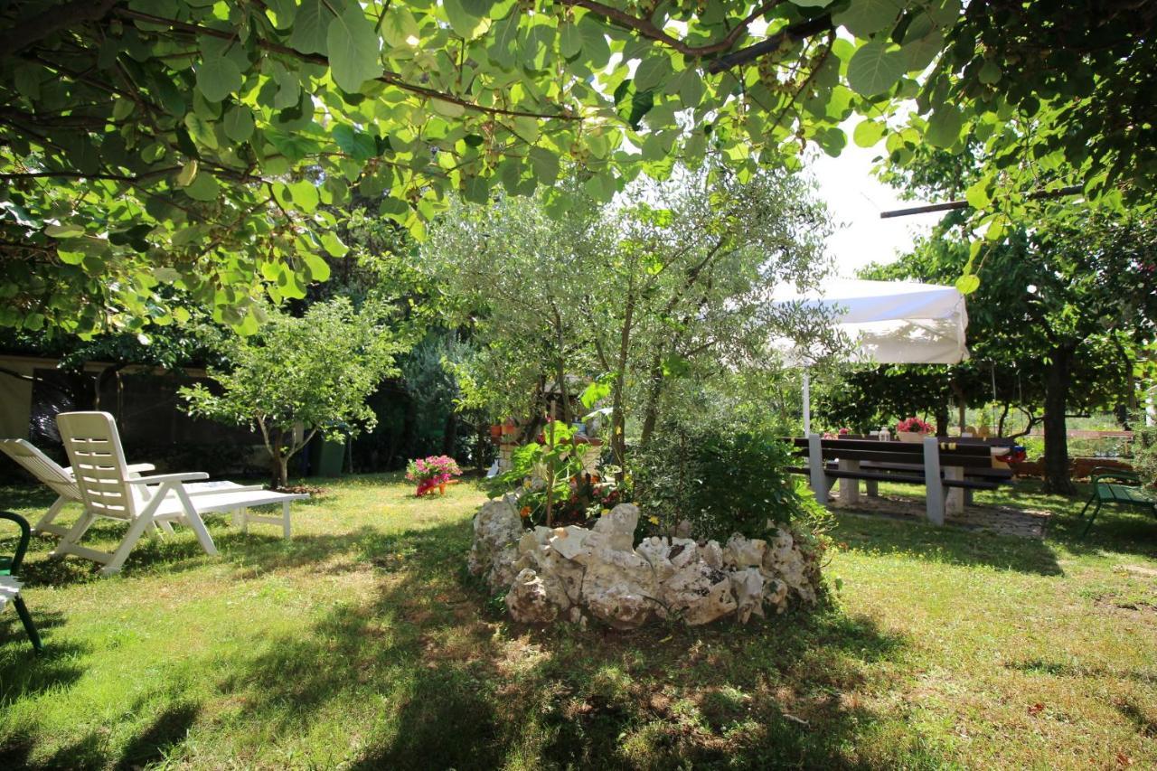 Modern Apartment Sabina With Nice Garden Porec Esterno foto