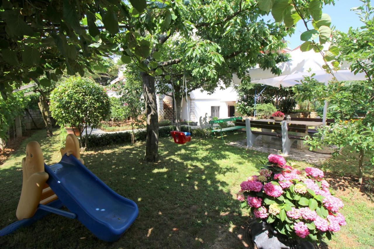 Modern Apartment Sabina With Nice Garden Porec Esterno foto