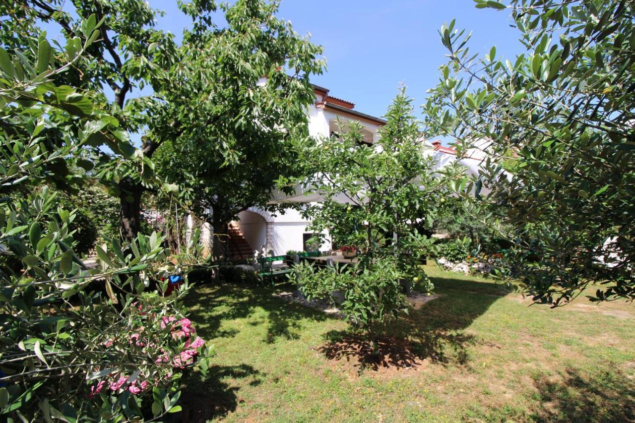 Modern Apartment Sabina With Nice Garden Porec Esterno foto