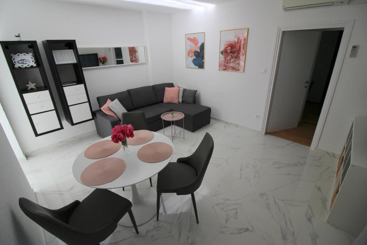 Modern Apartment Sabina With Nice Garden Porec Esterno foto