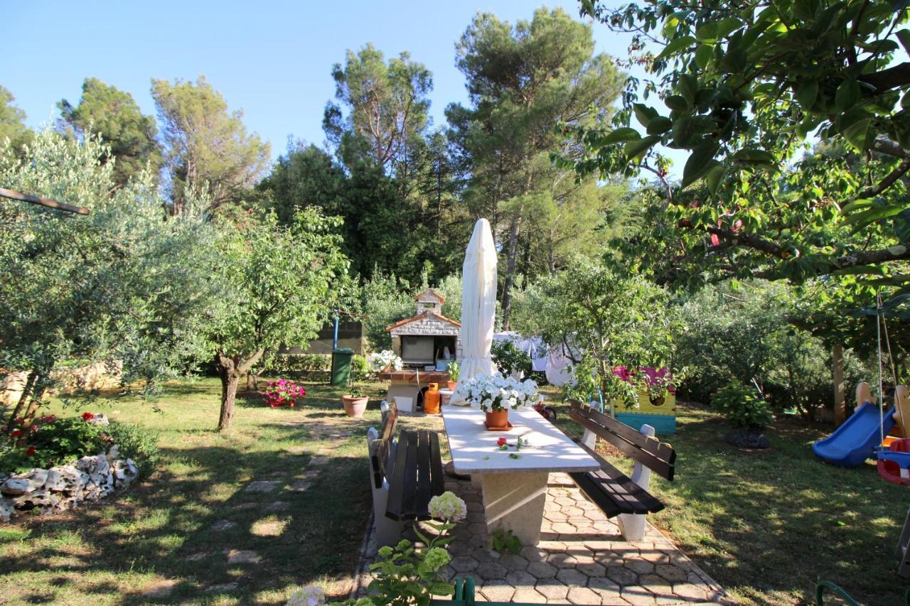 Modern Apartment Sabina With Nice Garden Porec Esterno foto