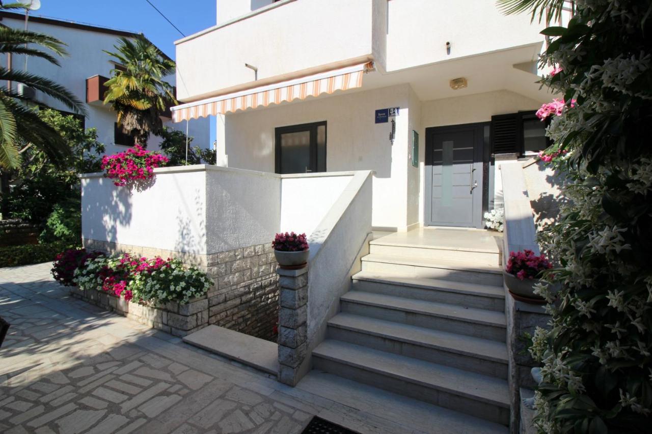 Modern Apartment Sabina With Nice Garden Porec Esterno foto