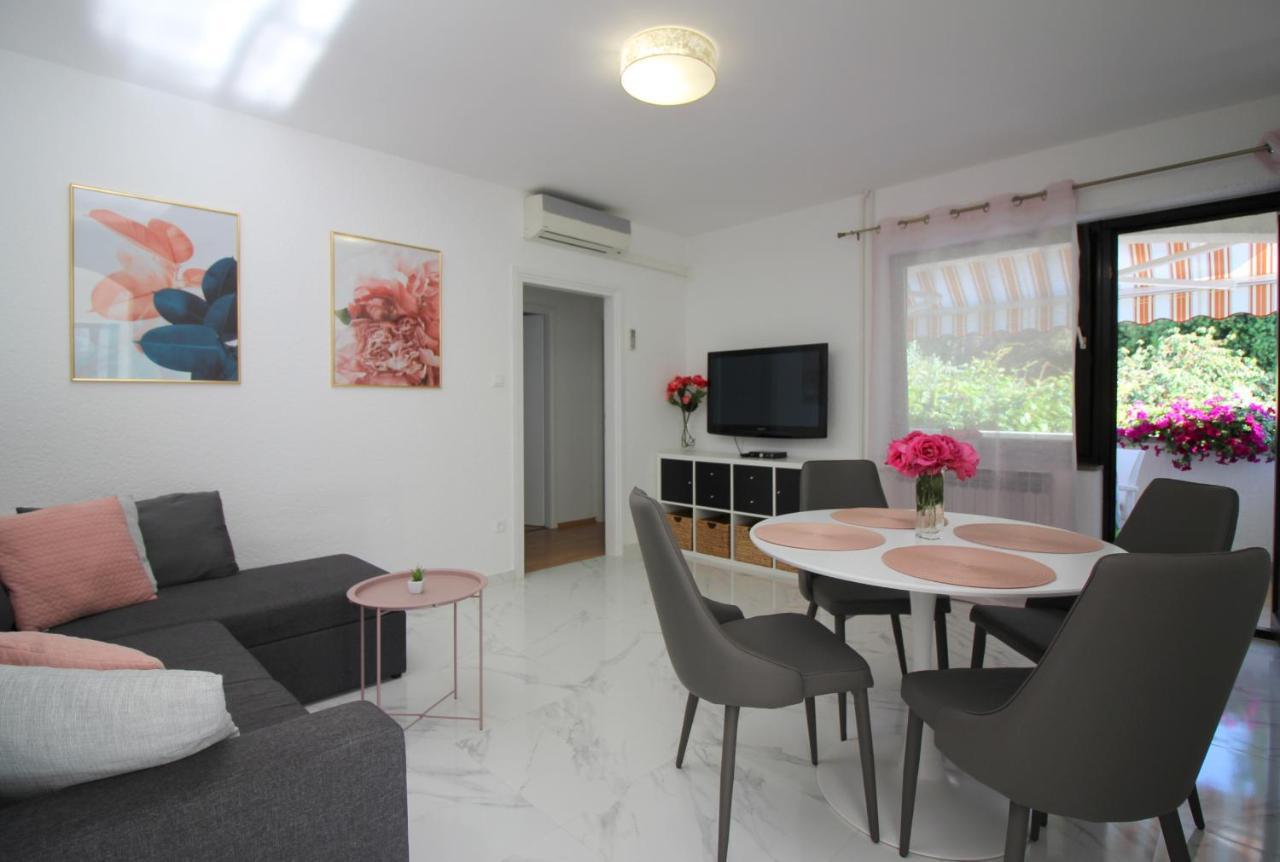 Modern Apartment Sabina With Nice Garden Porec Esterno foto