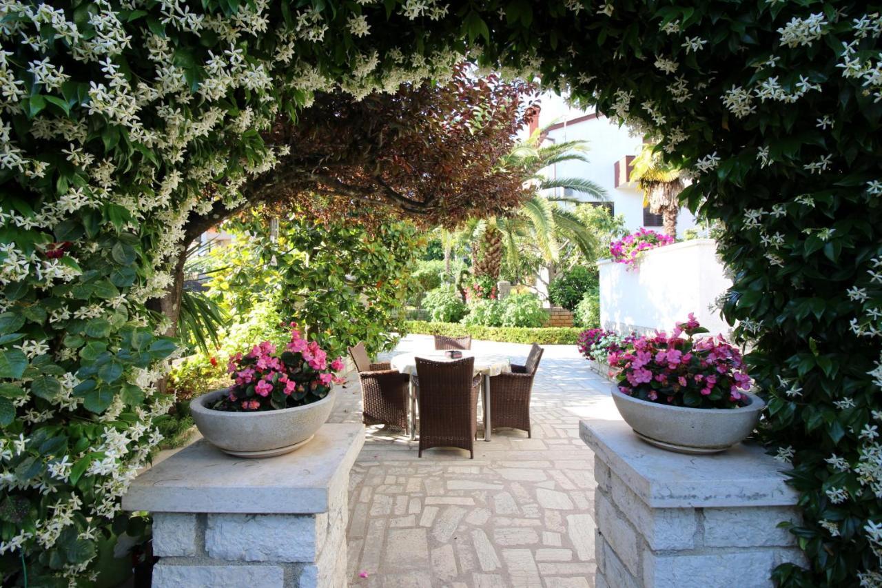 Modern Apartment Sabina With Nice Garden Porec Esterno foto
