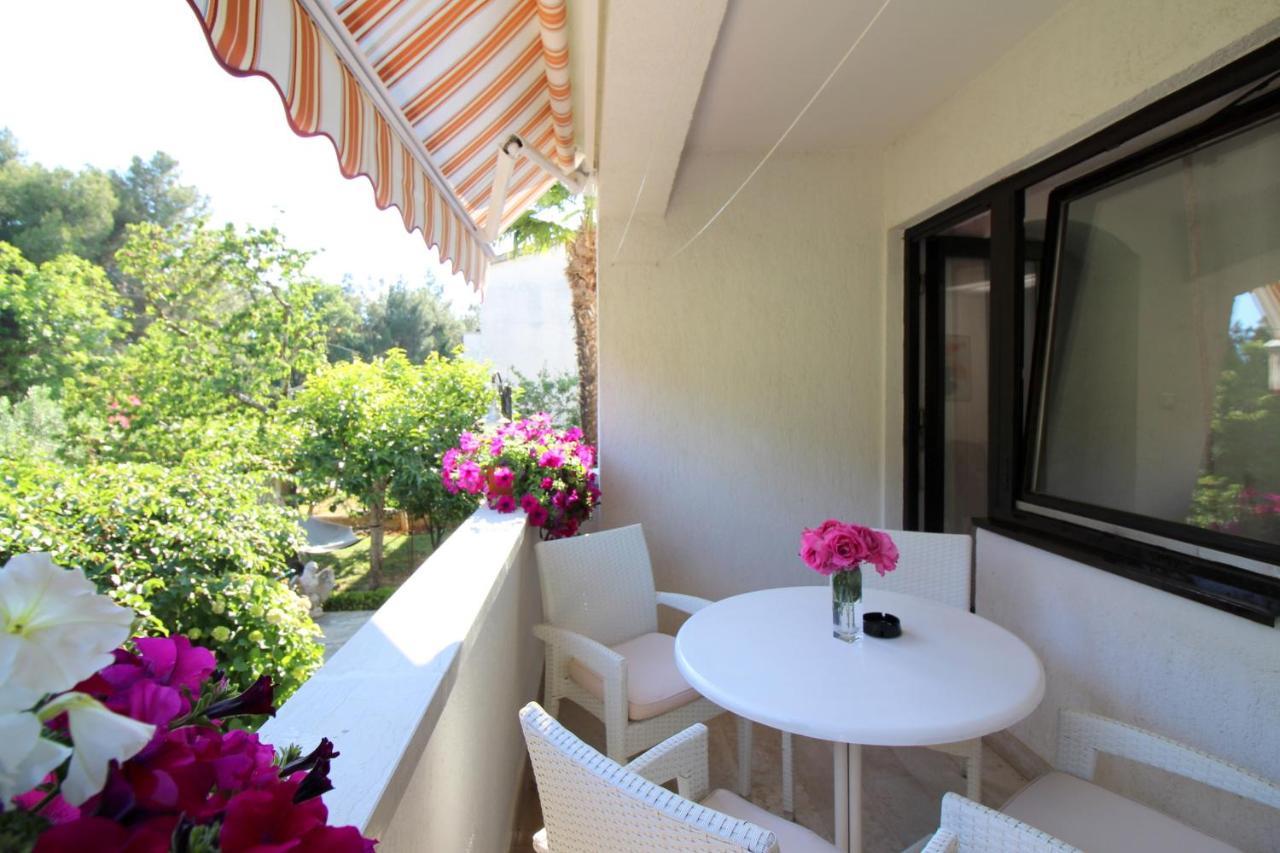 Modern Apartment Sabina With Nice Garden Porec Esterno foto
